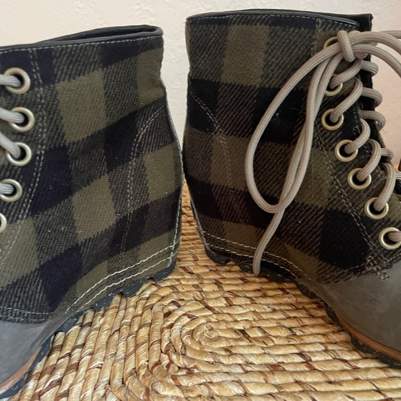 Sorel Womens Size 7.5 PDX Plaid Wedge Lace Up Bootie Green Brown Cap Toe - Picture 5 of 13